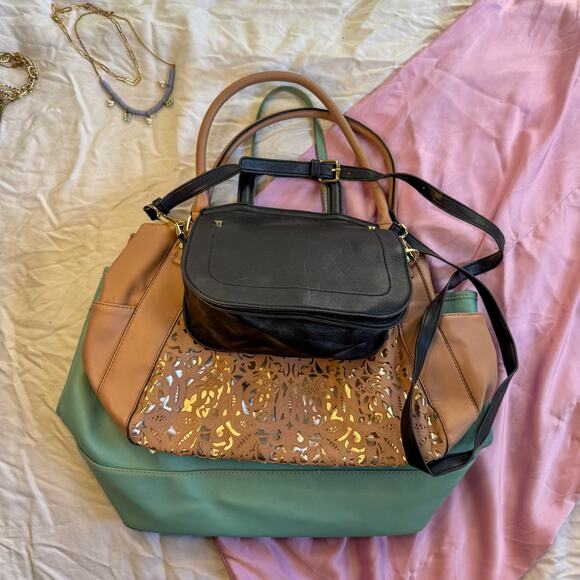 4-Piece Maximal Handbag Bundle Apt. 9 Color Block Tote, Belt Bag, Crossbody Lot - Picture 3 of 14